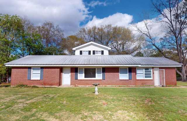 Spacious 5-Bedroom, 4-Bath Home in Prime Prattville Location Near Shopping, Dining, and More!