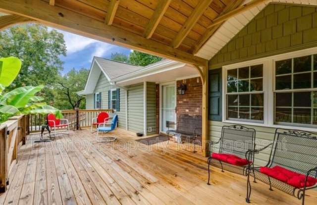 4557 N Ravenwood Drive