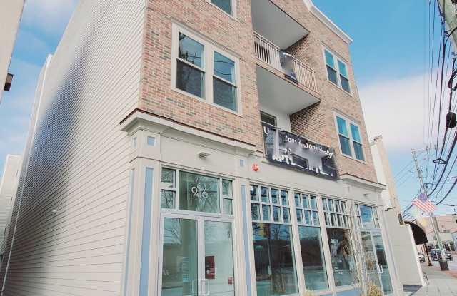 916 Hope Street