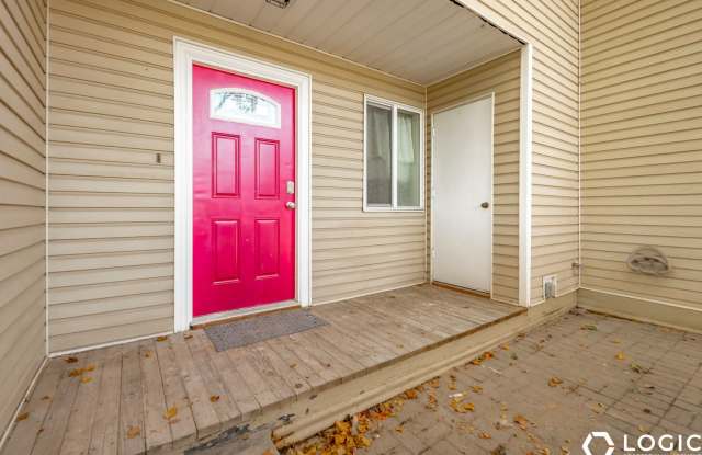 Stunning Townhome in Amazing Location!!