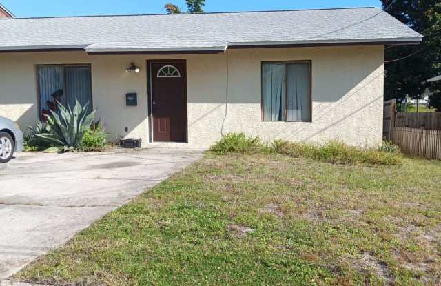 Efficient 3Bed/2Ba Duplex Unit in The Cove!