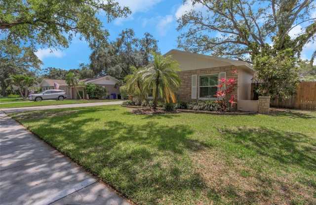 1542 DINNERBELL LANE E