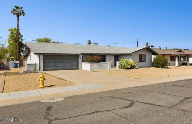 1224 E DEL RIO Drive