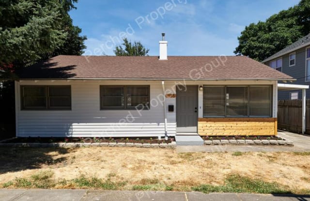 1135 NE Holland Street - 1135 Northeast Holland Street, Portland, OR 97211