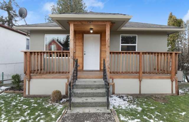 Large Home with Spiral Staircase in York Neighborhood. A rare 18-month lease option! Lock in your rate until Fall of 2026!