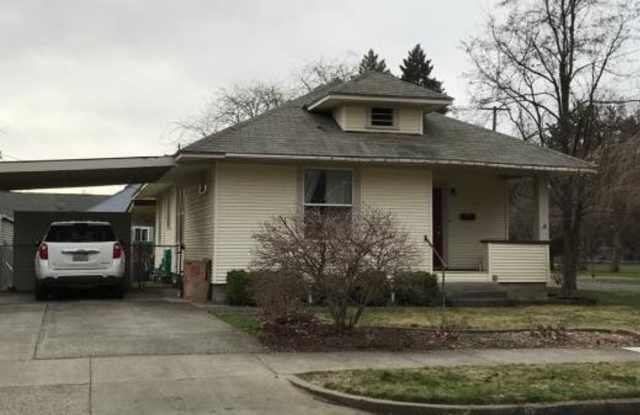 Large Five Bedroom, Two Bathroom House with Full Basement and Fenced Backyard