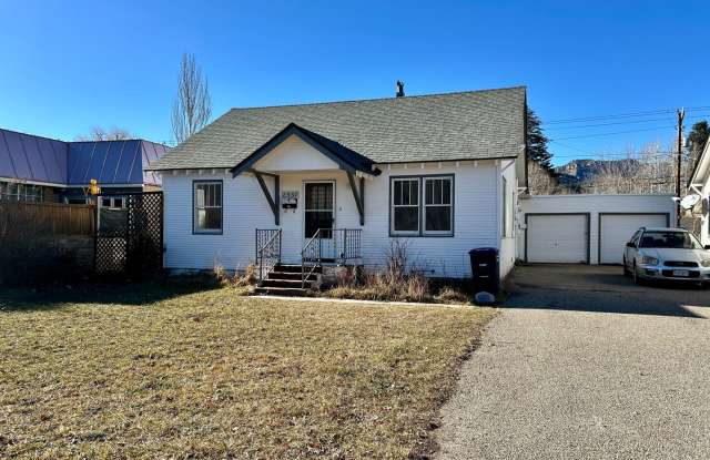 Vintage Home - Convenient Location
