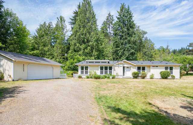 3-Bedroom Gig Harbor Retreat with Private Setting and Modern Comforts
