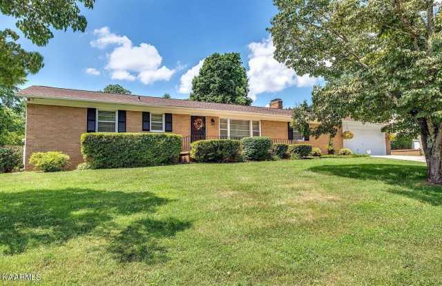 3 Bedroom Ranch House with pool for Rent