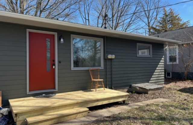 Charming 2BR Apartment Near Downtown Urbana + Garage