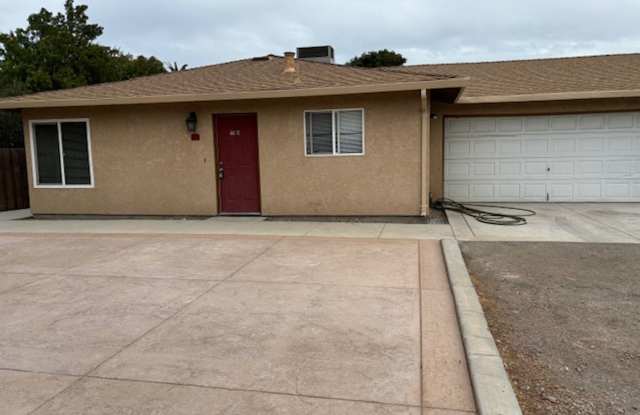 Cozy 2 Bedroom House with a 2 Car Garage