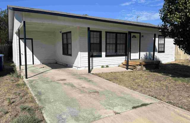 3-Bedroom Home with Large Yard – Close to Schools!