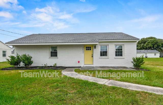 3027 Azalea Dr