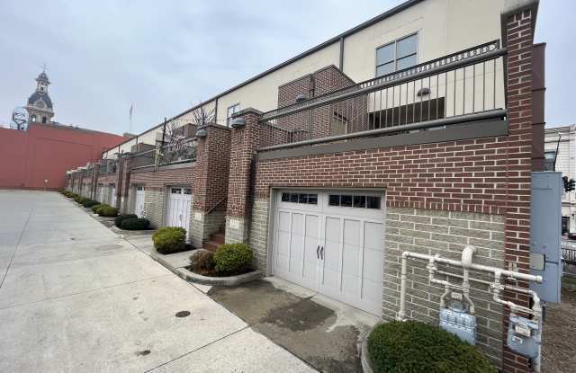 Photo of 111 N Walnut St