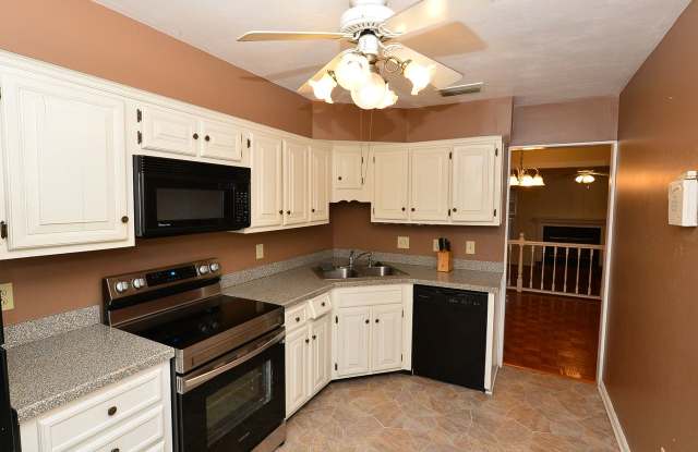 Nice townhouse in Little Neck!