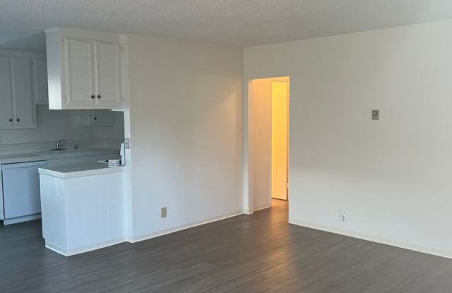 Sunset Cliffs | Beautiful 2 and 1 bedroom 1 bathroom - Immediate move in