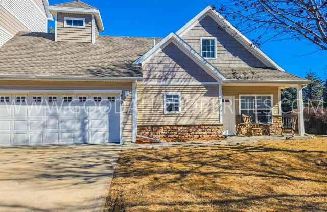 Spacious 3 Bedroom townhome with loft in Urbandale