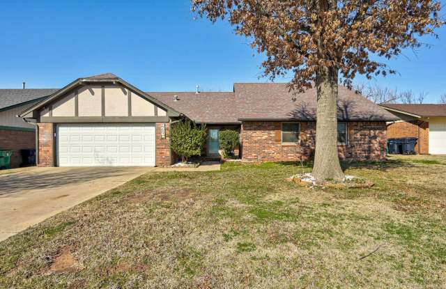 Spacious 3BD/2BTH Home near Lake Hefner minutes from NW Expressway - 6609 Blue Spruce Court, Oklahoma City, OK 73162