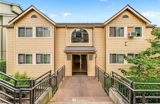 Bellevue - Spacious 2 Bedroom / 2 Bath Corner Condo Unit C1 **Pool and Gym!**