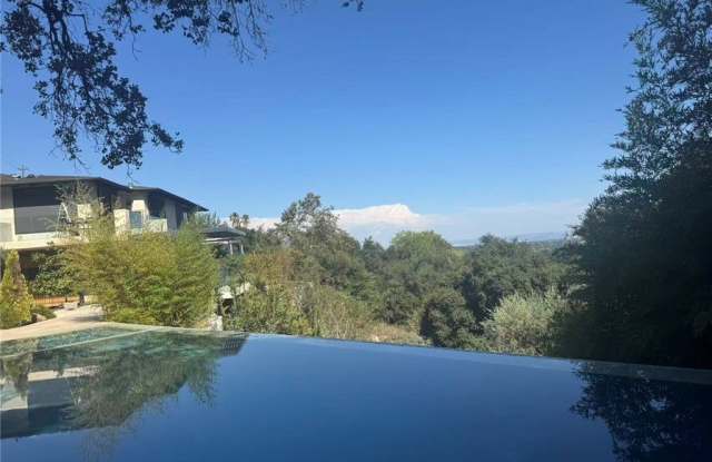 Photo of 1372 Edgehill Pl