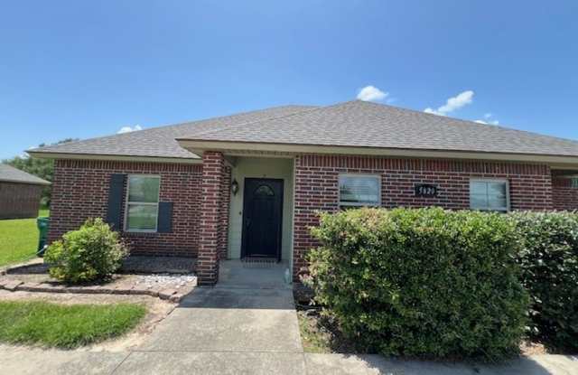 3B/2B Duplex Available in South Lake Charles