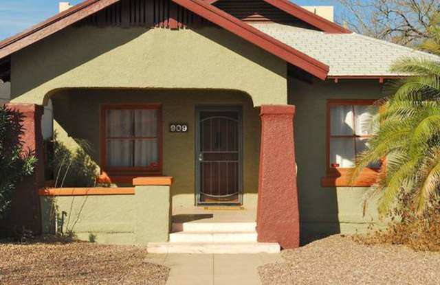 Spacious 3-Bedroom Home in Central Tucson