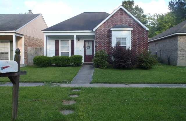 Photo of 3br/2ba house with backyard, dbl carport, minutes from LSU!