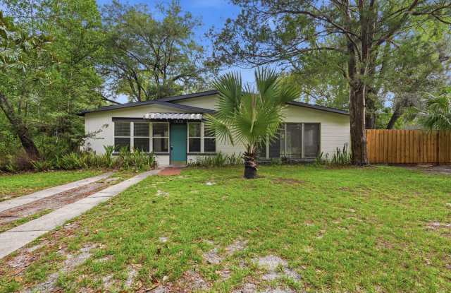 Charming Mid Century Modern Home/Fenced Yard/Lawn Care Included