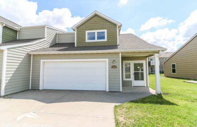 Amazing 3 bedroom 2.5 bathroom duplex in a quiet neighborhood!