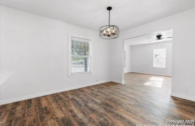 2530 W MISTLETOE AVE