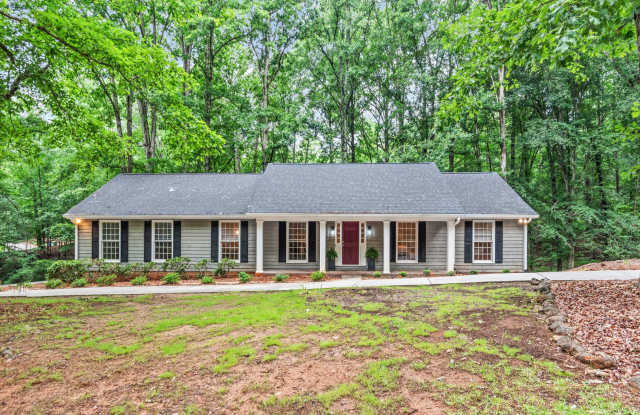 Photo of Prime Time Normal Town Living Home!