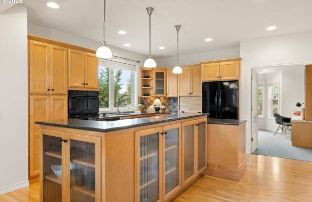 4652 NW Skycrest Pkwy