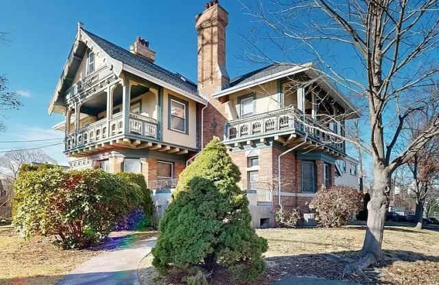 227 W Elm