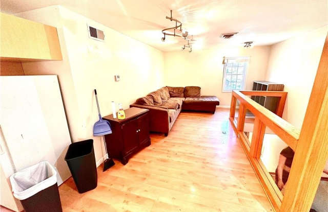 Photo of 42 Broadway Way