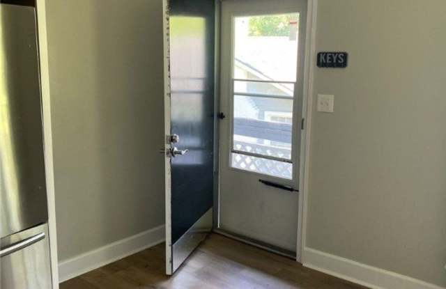 Photo of 217 Bethune Street unit: B