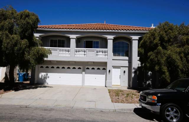 HUGE LOFT + 5 BEDROOMS IN SE