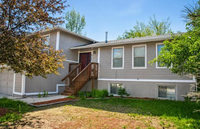 Lovely 4 bedroom home in Northeast Colorado Springs!