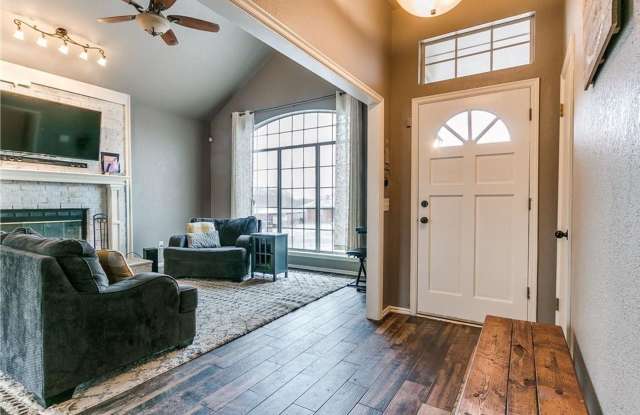 Gorgeous Home Located In Choctaw!!!