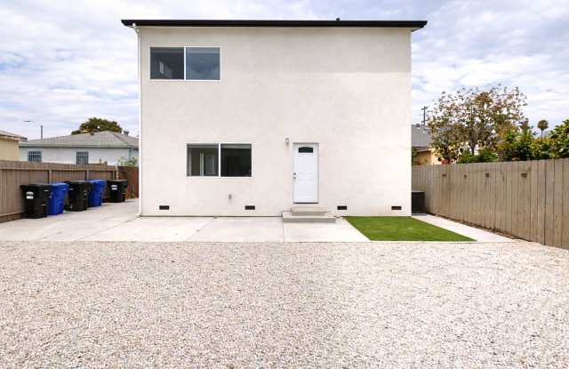 4BD/2BA on Art! Lots of Parking!