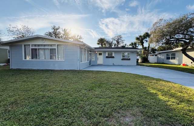 Photo of Spacious 4-bedroom 2-bathroom pool home