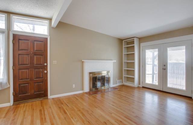 Great 3/3 with lots of Space for Entertaining