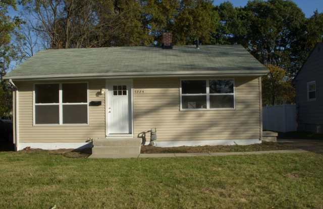 Photo of **REMODELED 2-BEDROOM HOUSE w/ GARAGE!!**