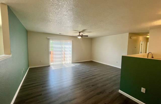 Lovely 2 Bedroom 2 Bathroom Condo Located In The NW!