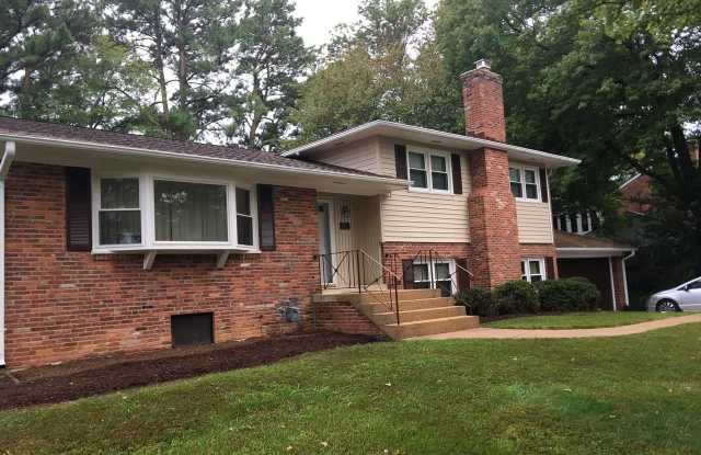 1011 FAIRWAY DR NE