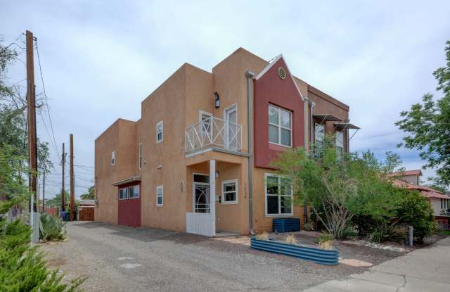 Amazing 3 Bedroom Townhome in Downtown Albuquerque!