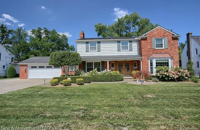 1316 LOCHMOOR Boulevard - 1316 Lochmoor Boulevard, Grosse Pointe Woods, MI 48236