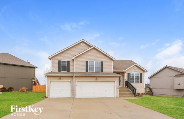 912 East Madelyn Drive - 912 East Madelyn Drive, Kearney, MO 64060