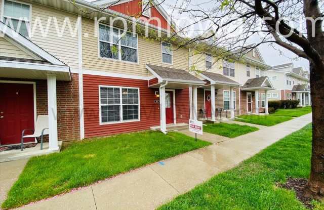 GREAT LOCATION!! 3 Bedroom, 2.5 Bath Townhome in West Des Moines