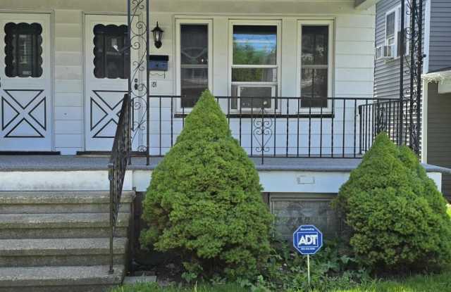 542 Deacon Street