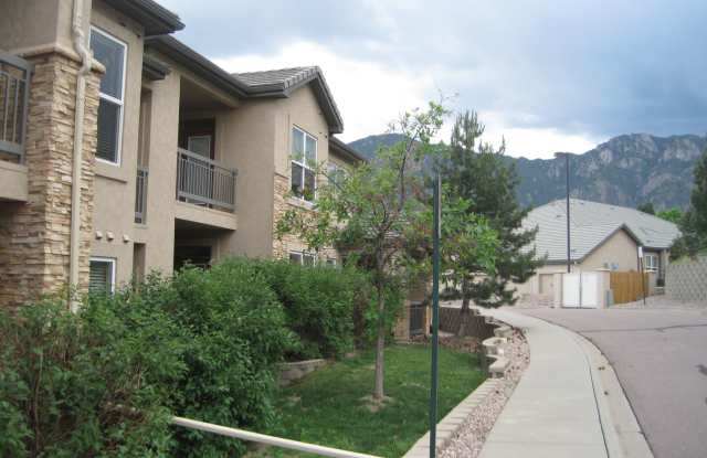 Spacious Top-Floor Condo in Las Casas at Broadmoor Bluffs | 2 Bed / 2 Bath + Garage, Very close to Ft Carson
